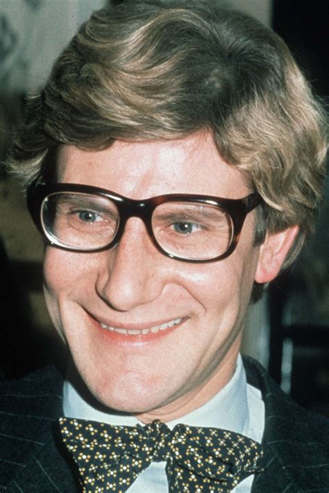 a chi fa omaggio yves saint laurent nel 1974|Yves Saint Laurent: il genio che ha rivoluzionato la moda.